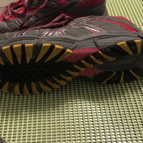 Hiking shoes - Picture 3 of 3